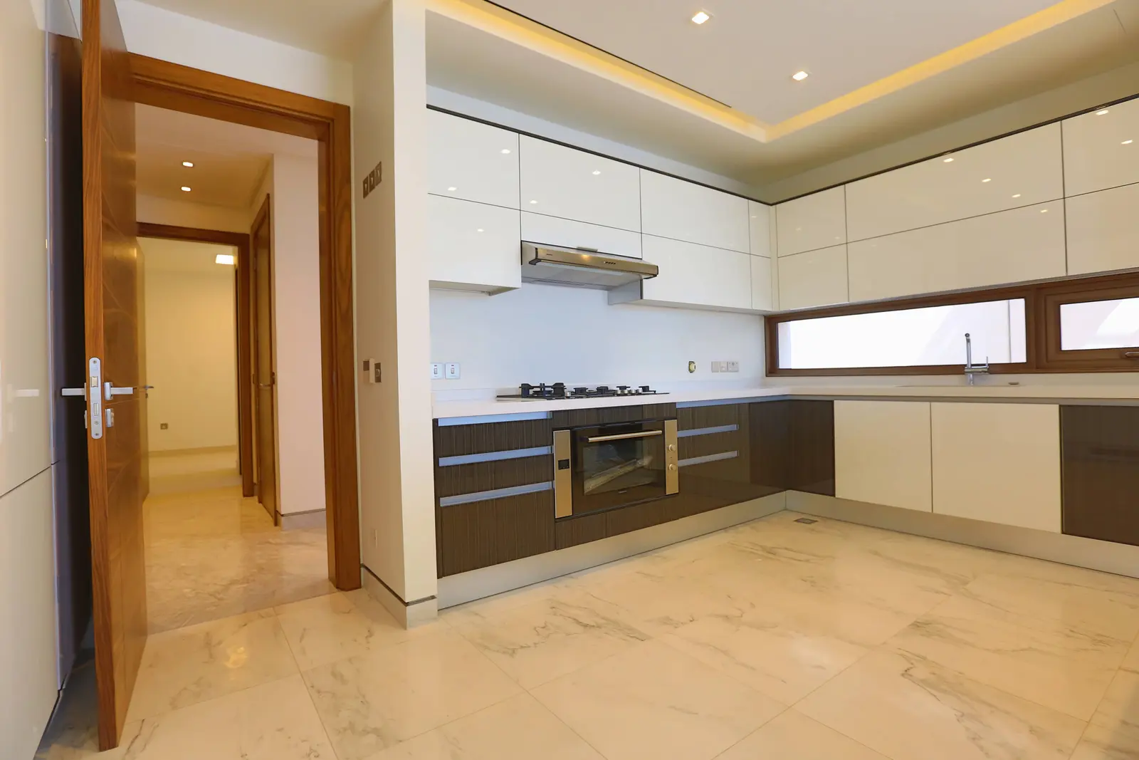 Family lounge with natural light and modern décor at Hidd Al Saadiyat