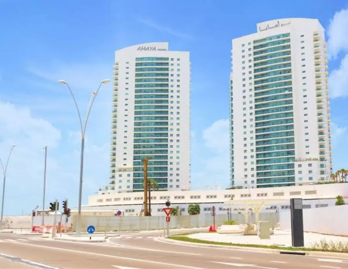 Amaya Towers master plan in Shams Abu Dhabi, Al Reem Island showcasing twin residential towers, landscaped podium, retail spaces, and waterfront community layout.
